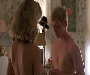 Một gái mới lớn tắm