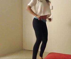 Xinh đẹp, cô gái hậu môn pim xec moi vít đồ chơi ở trong bồn tắm